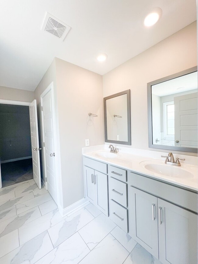 Building Photo - 5 Bedroom 2 1/2 Bathroom Home