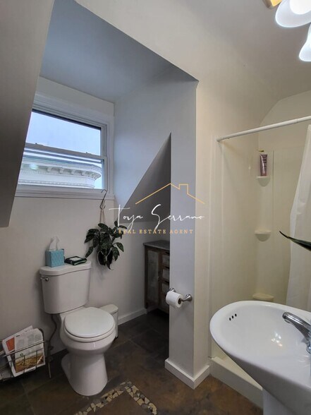 Building Photo - 648 Columbia Rd