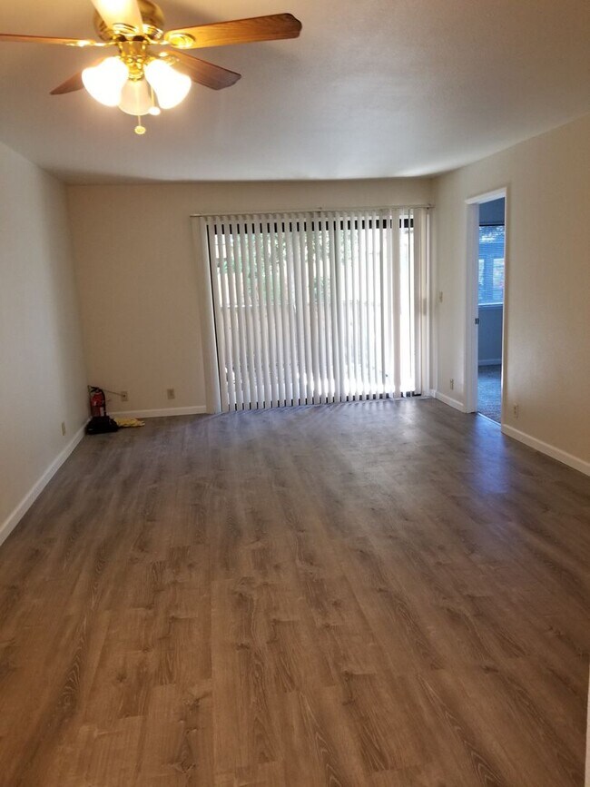 Building Photo - Centrally Located Condo in Nice Complex