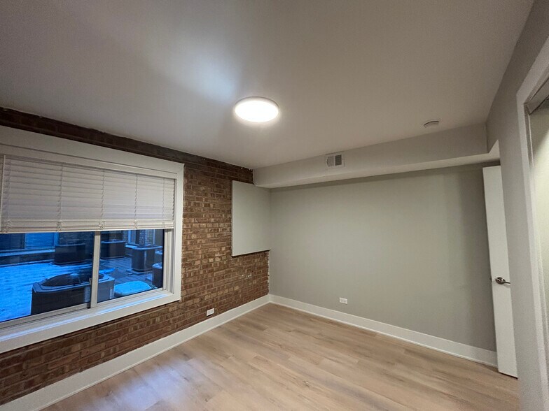 Building Photo - 1254 N La Salle Dr