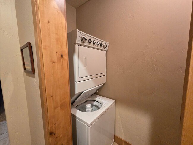 Building Photo - For Rent: Luxury Furnished Riverside Townhome *All Utilities Included*