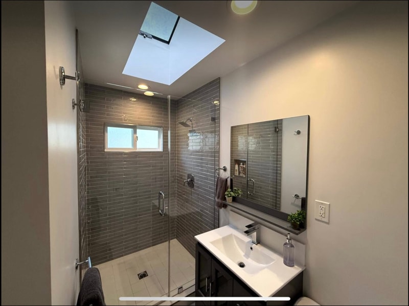Building Photo - 404 S Beachwood Dr