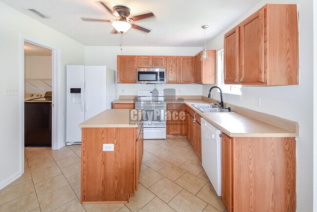 Building Photo - 1394 Fall Ridge Dr