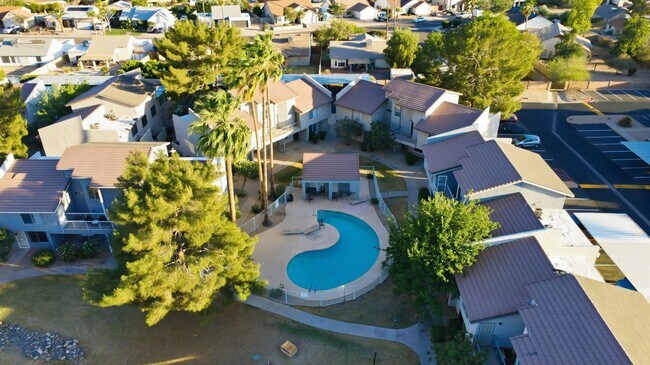 Building Photo - Beautifully maintained 3-bedroom, 2.5-bath Condo in the heart of Phoenix!