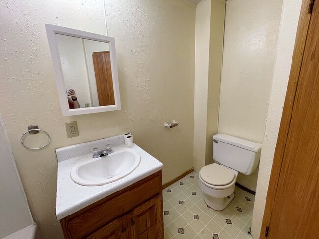 Building Photo - 408 S Duff St