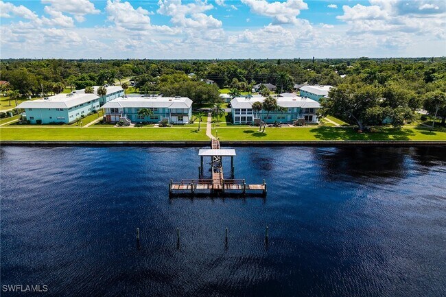 Building Photo - 3225 E Riverside Dr