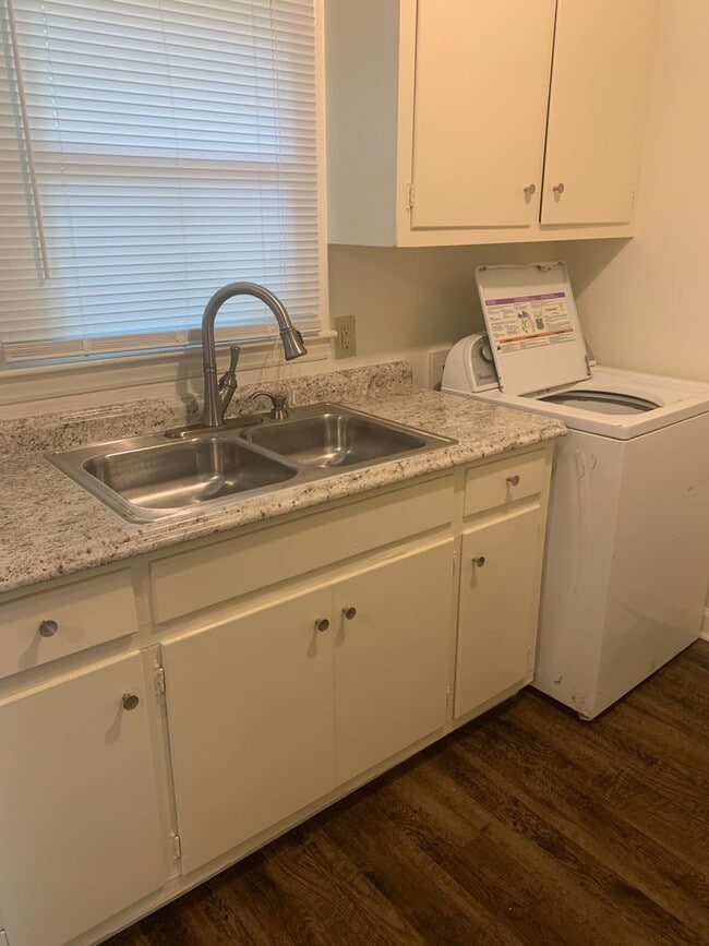 Building Photo - 3 Bed 1 Bath Home Available Fall 2026!