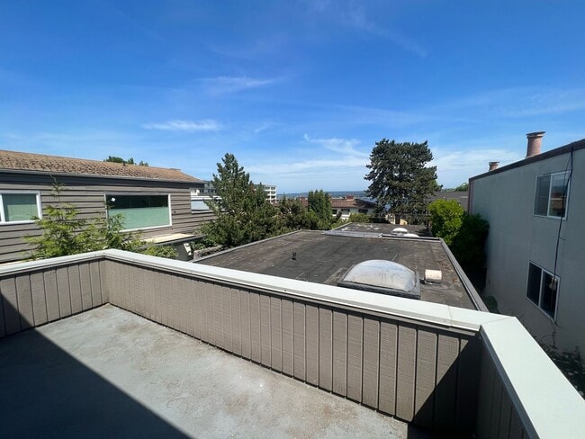 Building Photo - Bright & Spacious One-Bedroom Overlooking Lake Washington!