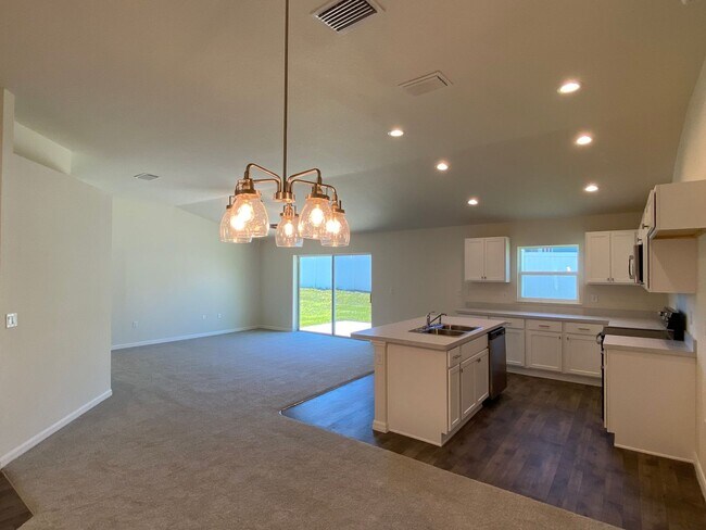 Building Photo - Desirable Citrus Springs Neighborhood 4/2/2 *WON'T LAST*