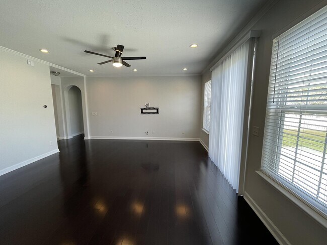Building Photo - 717 Gazania Ln