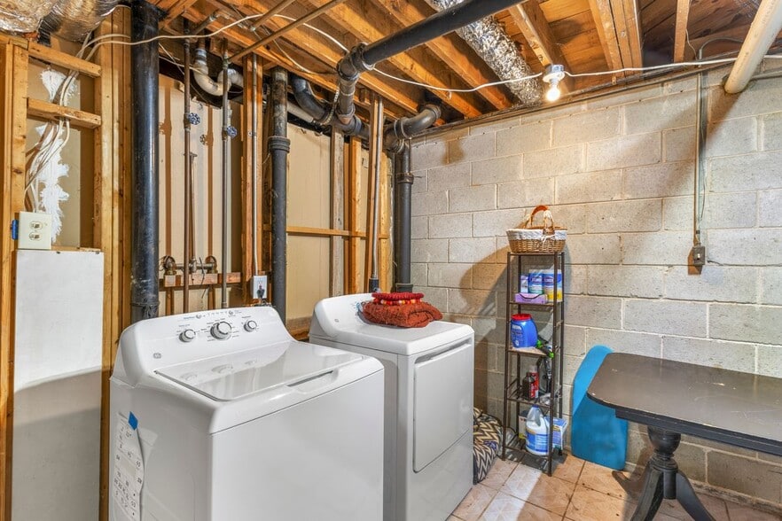 Building Photo - 2205 Plantation Dr