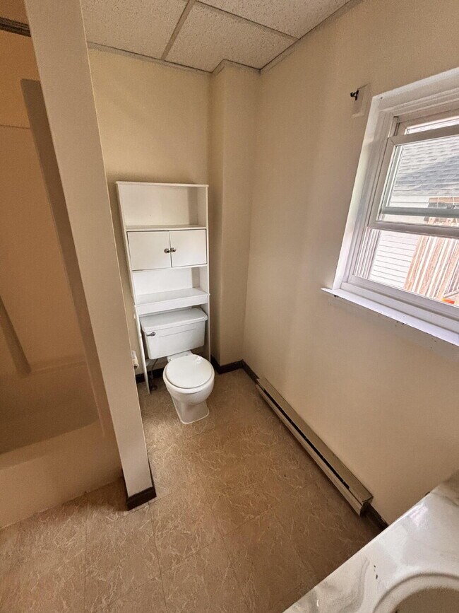 Building Photo - No more commute! Large 2 unit with parking - walk to downtown and BIW.