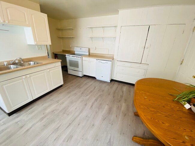 Building Photo - 220 E Davenport St