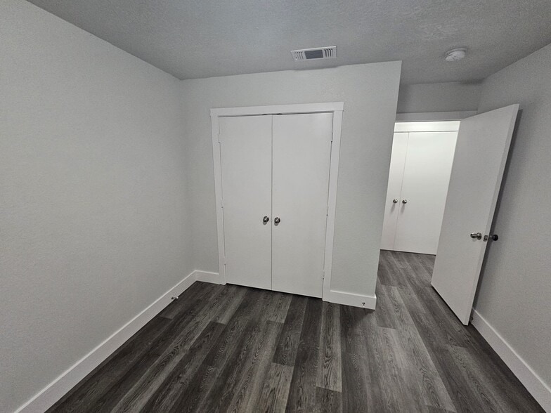 Building Photo - 919 Crestwood Dr