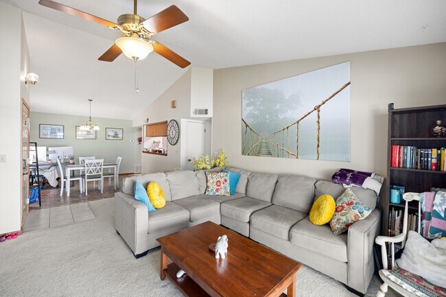 Building Photo - 206 Cedar Ridge Way