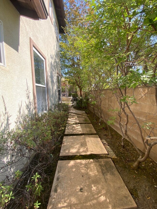 Building Photo - Luxurious 4 Bedroom Fullerton House For Re...