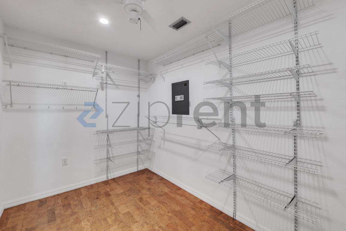 Building Photo - Unit