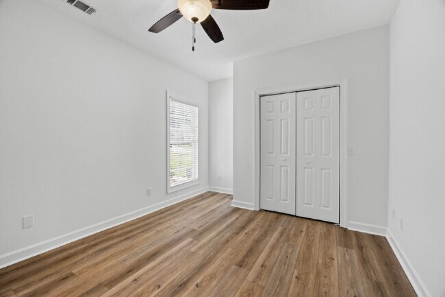 Building Photo - Large townhome in the Desirable Southbridge Community