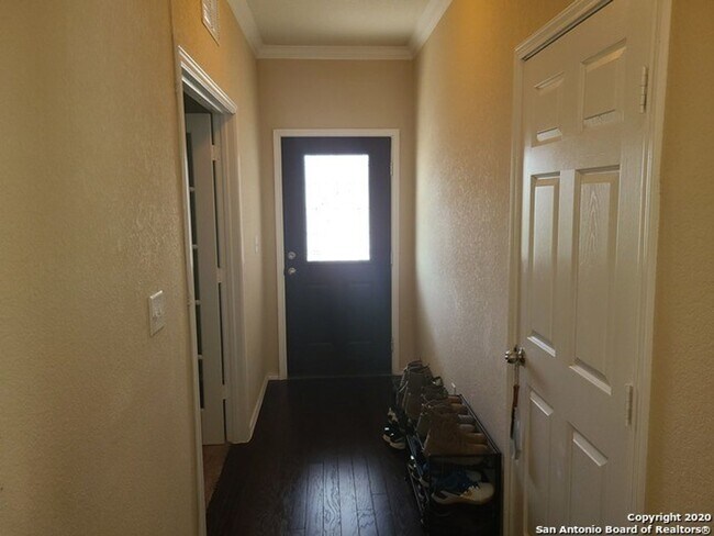 Building Photo - 4 Bedroom w/Office & Gameroom!