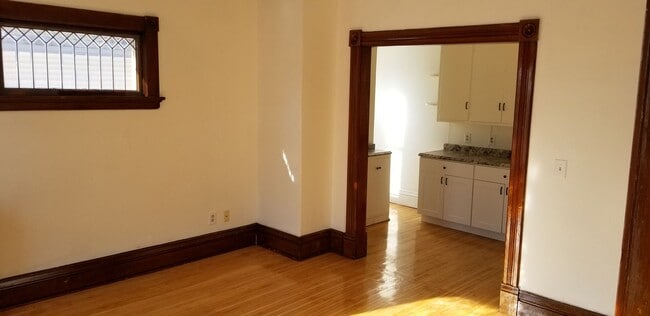 Building Photo - Awesome 2nd floor studio with private deck...