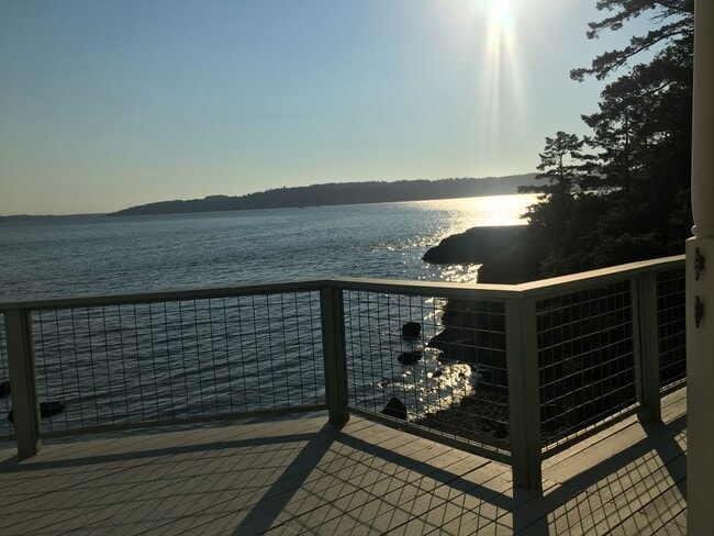 Building Photo - La Conner Home with Stunning View