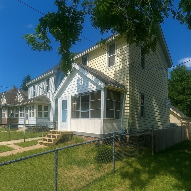 Building Photo - Charming 3BR House in Toledo