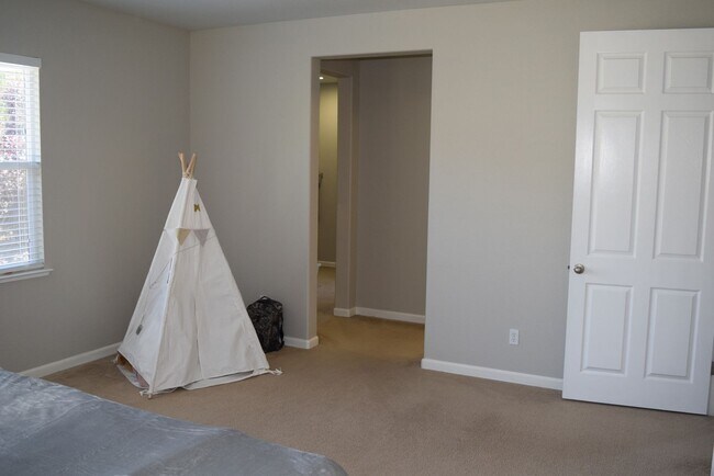 Building Photo - 904 Campfire Cir