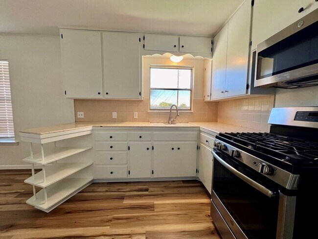 Building Photo - 1803 Fernwood St