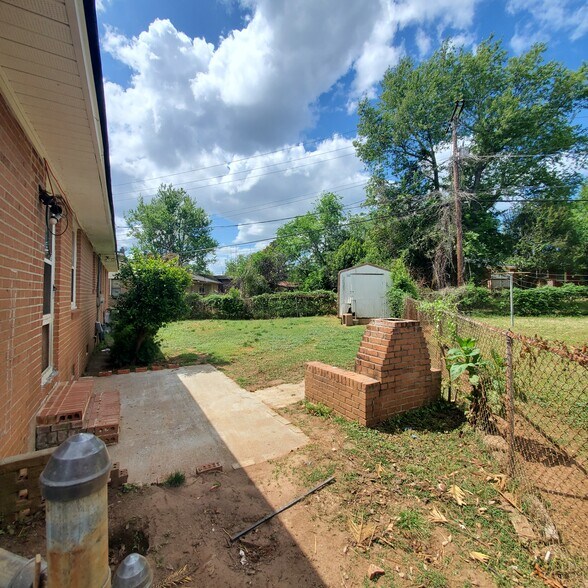 Building Photo - 301 W Lakeside Ave