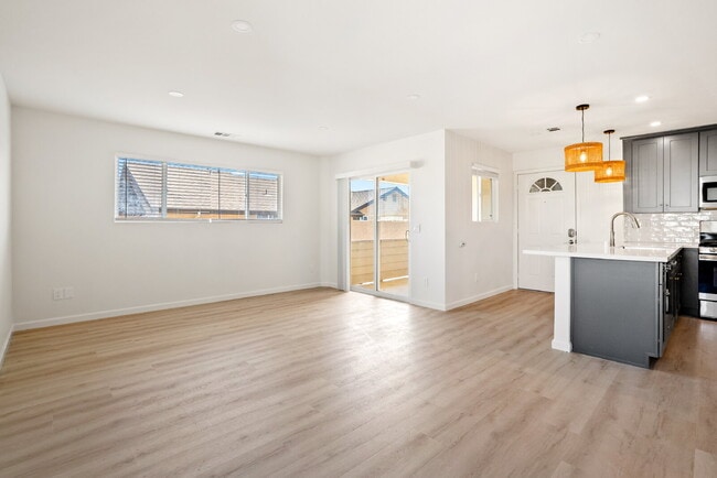 Building Photo - AVAILABLE AUGUST - Coastal-Convenient 2 Bed Retreat with Private Balcony