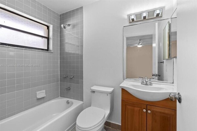 Building Photo - 3 bedroom in Hollywood FL 33021