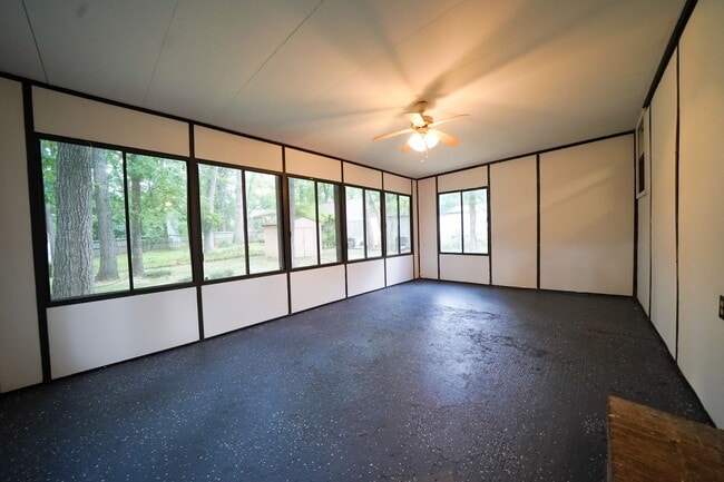 Building Photo - E. Charlotte - 3br 2ba Ranch w/Sunroom