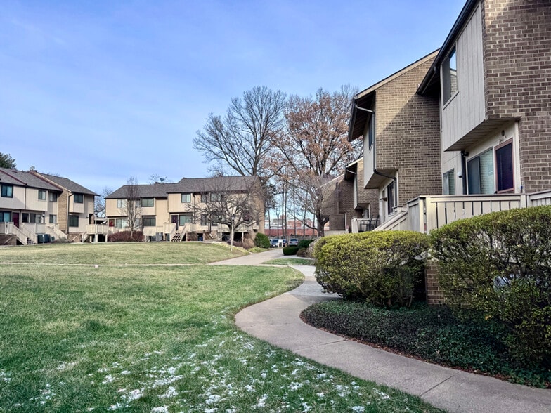 Building Photo - 2440 Glengyle Dr