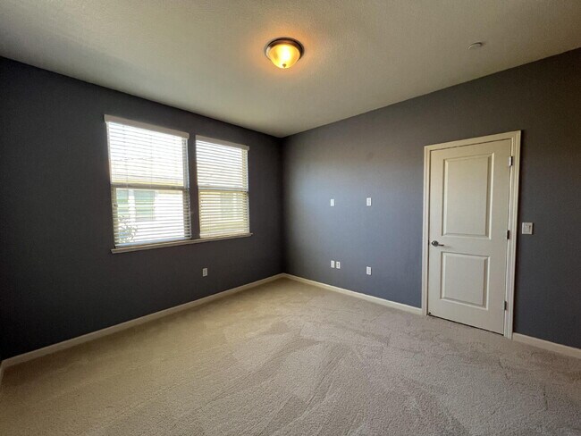 Building Photo - Spacious 2 Bedroom Townhome in San Jose