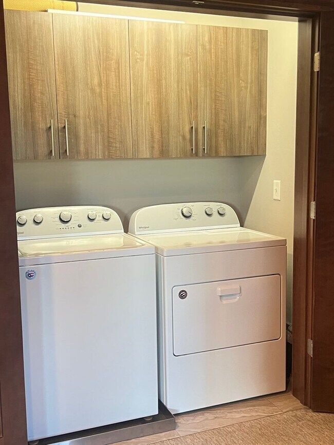 Building Photo - Stunning Fully Furnished Townhome with Lake Views