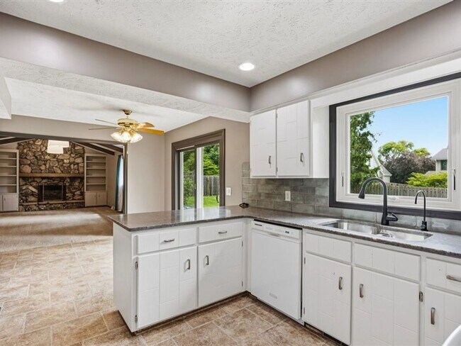 Building Photo - 15665 Fountain Hills Dr