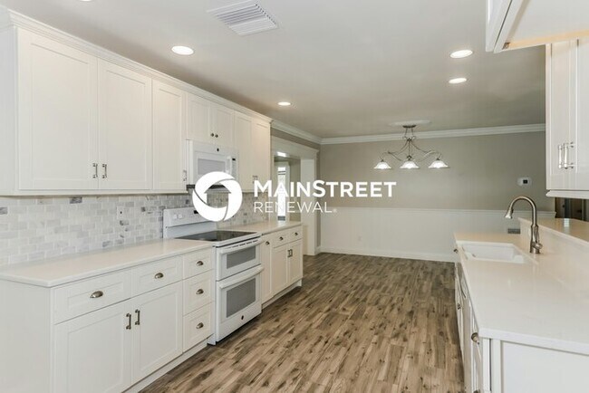 Building Photo - 3 Bedroom Pet-Friendly Home in BRANDON, FL with Main Street Renewal
