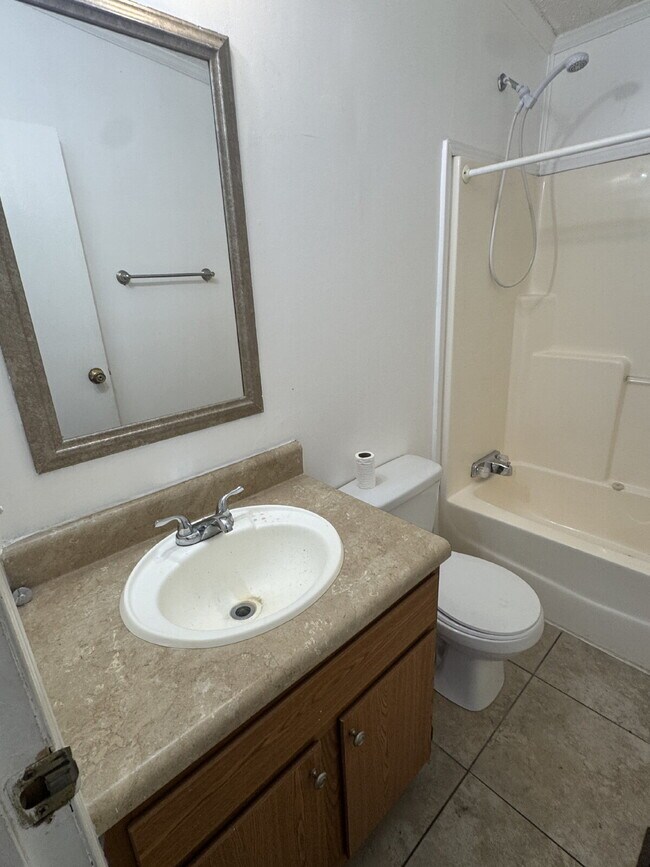 Building Photo - "Charming 3-Bed Oasis in Gibsonton – 1,235 Sq. Ft. of Cozy Living!"