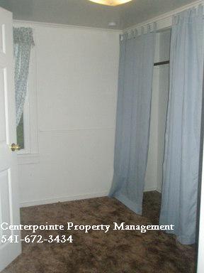 Building Photo - 2 Bedroom House with Large Yard