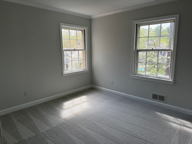 Building Photo - Lovely Home In Sought After Westmoreland Hills