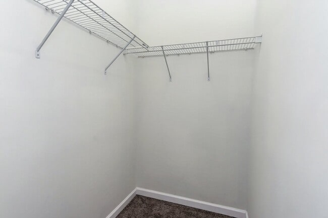 Building Photo - End-Unit 3br/2.5bth Townhome in Villages o...