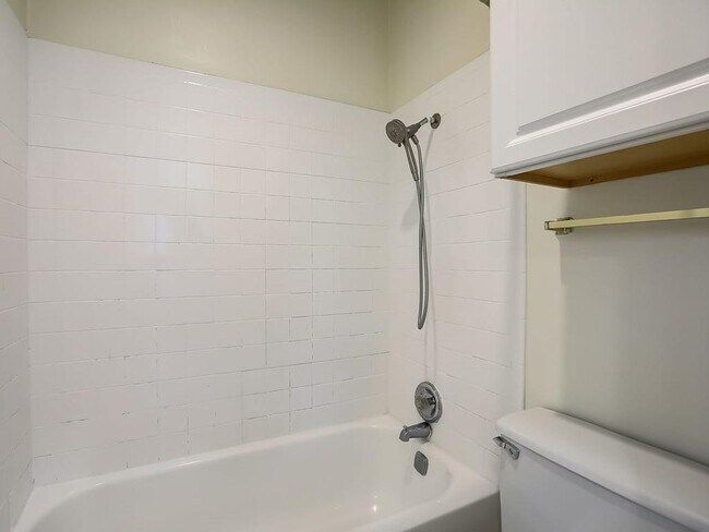 Building Photo - 711 W 21st St