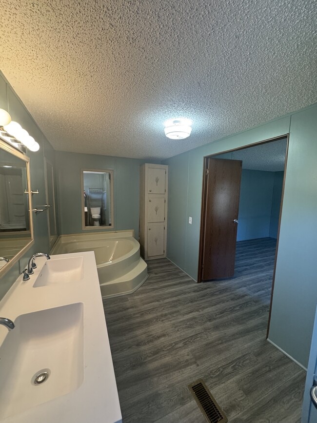 Building Photo - 30 Aaron Dr