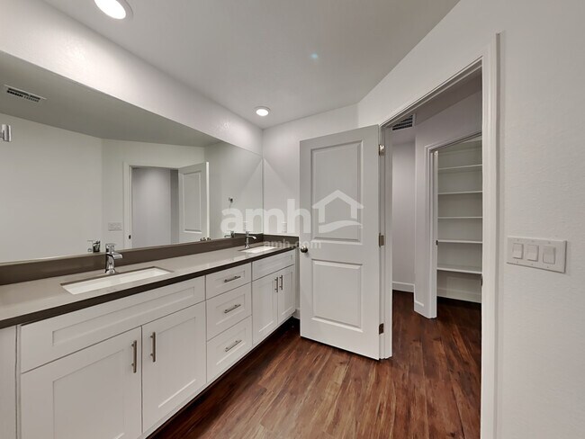 Building Photo - 132 Charmante Tulip Ln