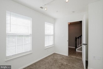 Building Photo - 557 Rhapsody Ct