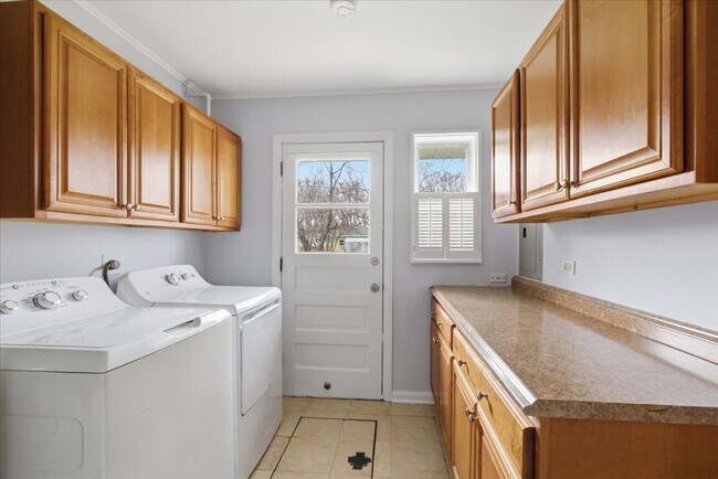 Building Photo - 5 Crescent Rd