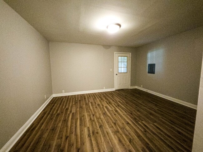Building Photo - 3 Bedroom/2 Bathroom Home in Elberfeld wit...