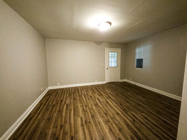 Building Photo - 3 Bedroom/2 Bathroom House For Rent in Elb...