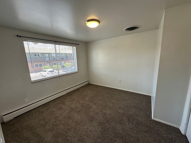 Building Photo - Move in Ready! Newly updated 1 bedroom 1 bath unit in secure building- Off Street Parking!