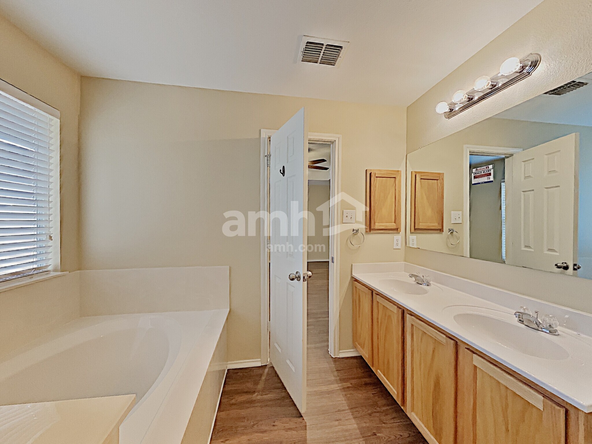 Building Photo - 8007 Abbotts Pointe
